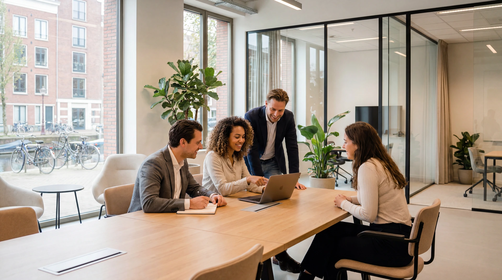 Team werkt samen aan AI-implementatie in een MKB-bedrijf